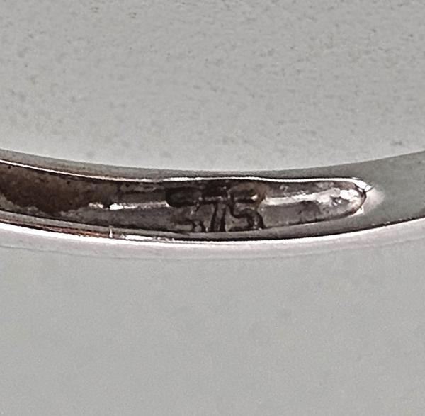 Ring mit blauem Stein