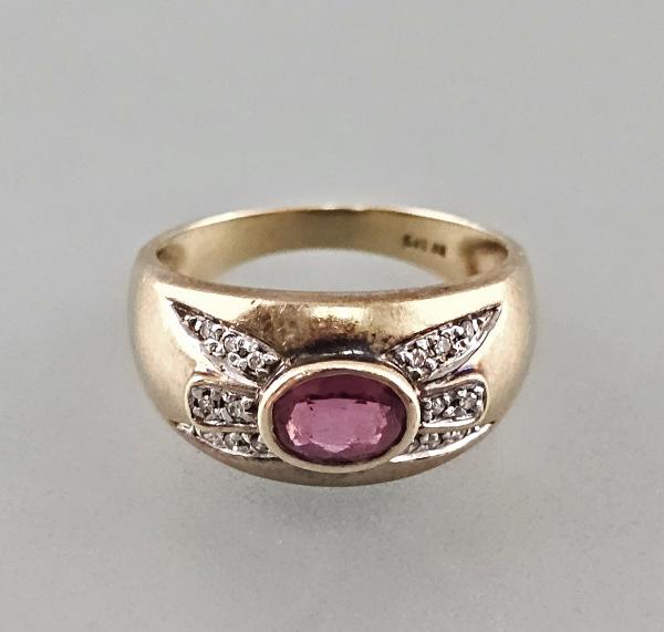 Ring mit roséfarbenem Stein