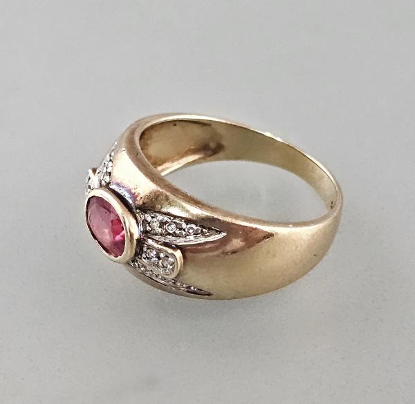 Ring mit roséfarbenem Stein