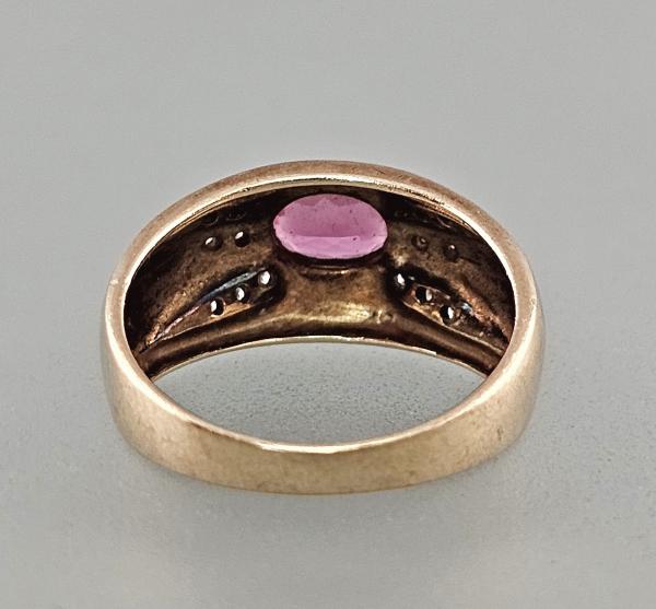 Ring mit roséfarbenem Stein