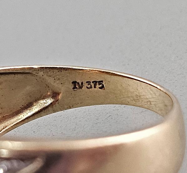 Ring mit roséfarbenem Stein