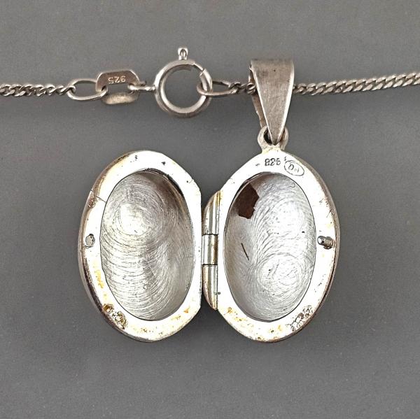 Silberner Medaillon-Anhänger an Kette