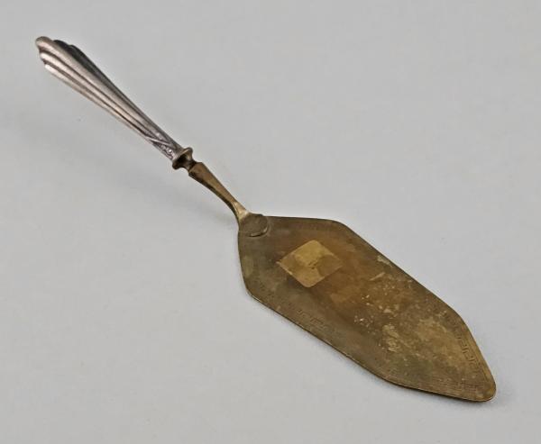 Tortenheber Messing versilbert Fächerdekor Mäanderband L 21,5 cm