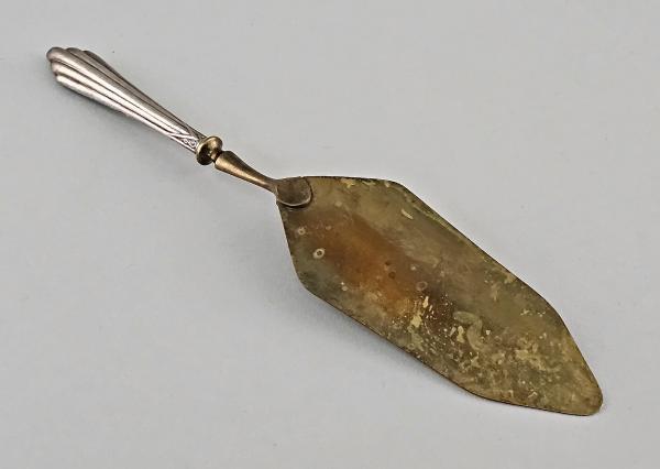 Tortenheber Messing versilbert Fächerdekor Mäanderband L 21,5 cm