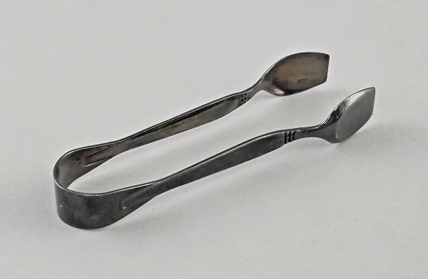 Versilberte Zuckerzange 90er Auflage Reliefdekor L 9,5 cm