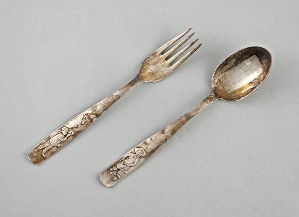 versilbertes Kinderbesteck 2-teilig Auerhahn 90er Auflage Reliefmotive L16,5cm