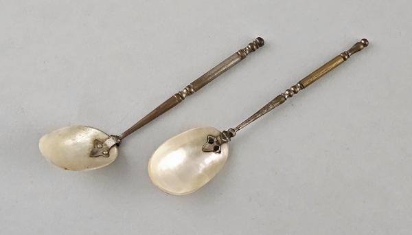 2 Mokkalöffel silberfarben mit Perlmuttlaffen Steggriff L12cm