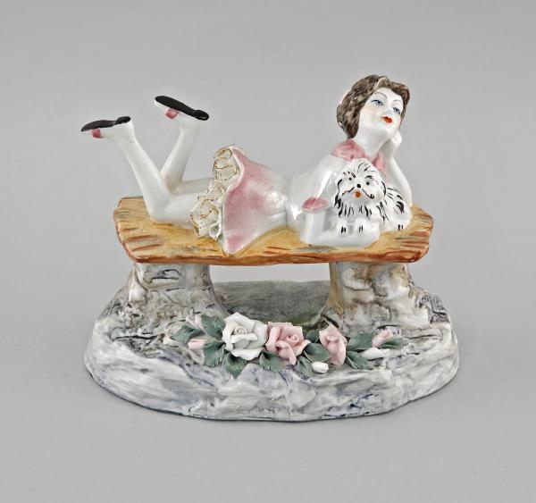 Porzellanfigur Liegende Dame mit Hündchen
