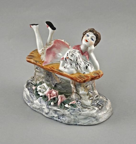 Porzellanfigur Liegende Dame mit Hündchen