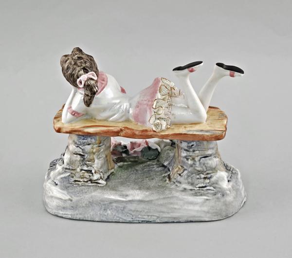 Porzellanfigur Liegende Dame mit Hündchen