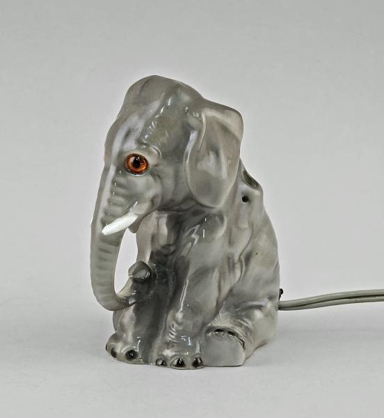 Rauchverzehrer sitzender Elefant