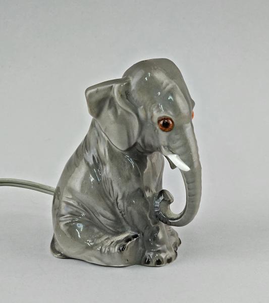 Rauchverzehrer sitzender Elefant