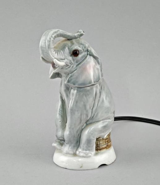 Rauchverzehrer sitzender Elefant