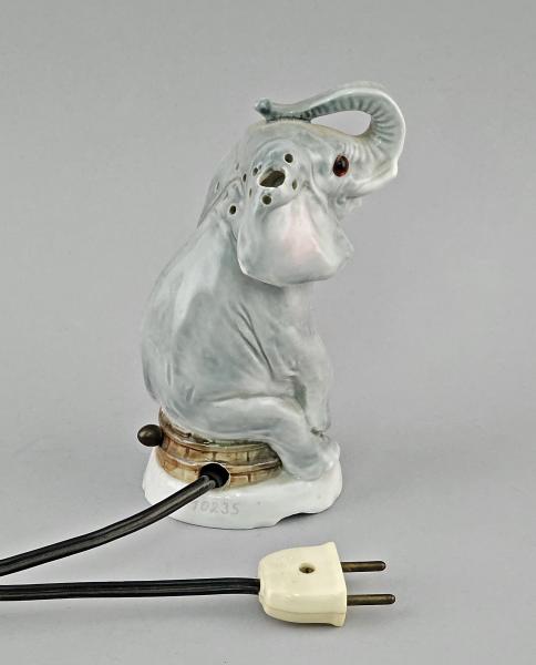Rauchverzehrer sitzender Elefant