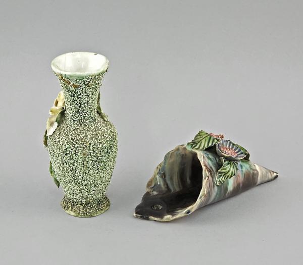 Majolika-Wandvase und kleine Vase Blütenbelag