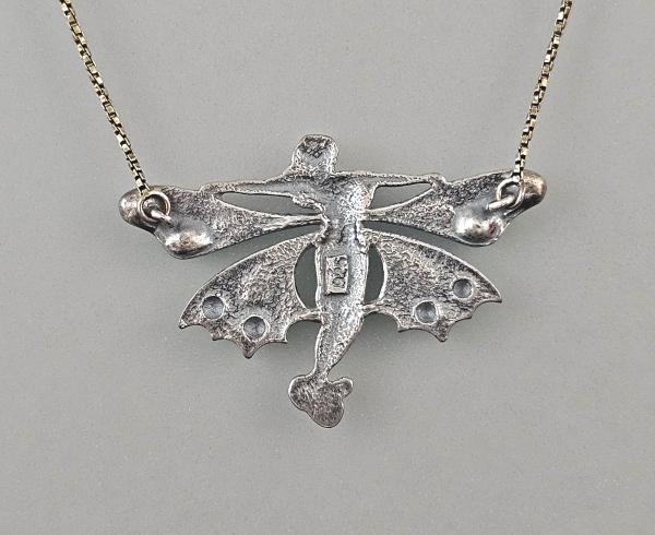 emailliertes Collier mit Schmetterlingsfrau