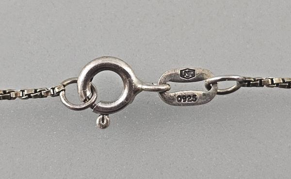 emailliertes Collier mit Schmetterlingsfrau