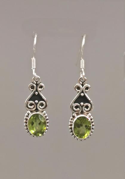 Ohrringe hellgrüner Stein 0,8x3,5cm Peridot