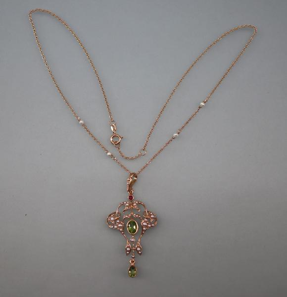 Jugendstil Collier mit Peridot, Rubin, Perlen