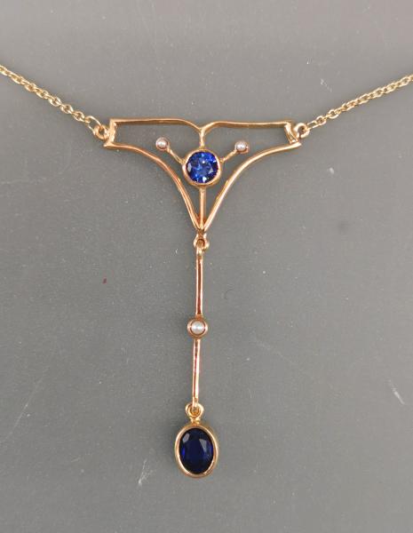 gelbvergoldetes Collier mit kornblumenblauem synthetischen Saphir und Perlchen