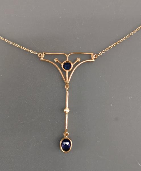gelbvergoldetes Collier mit kornblumenblauem synthetischen Saphir und Perlchen