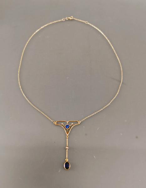 gelbvergoldetes Collier mit kornblumenblauem synthetischen Saphir und Perlchen