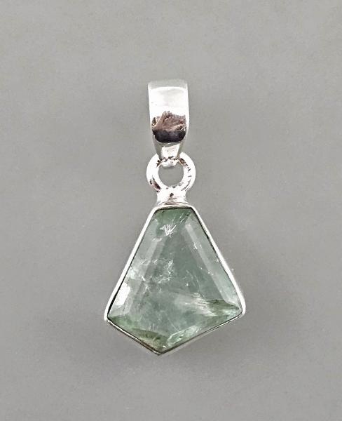 silberner Anhänger mit hellgrünem Stein 1,5 x 2,5 cm