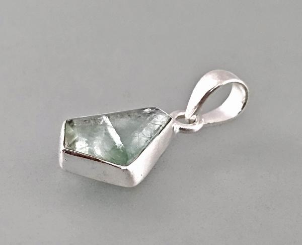 silberner Anhänger mit hellgrünem Stein 1,5 x 2,5 cm