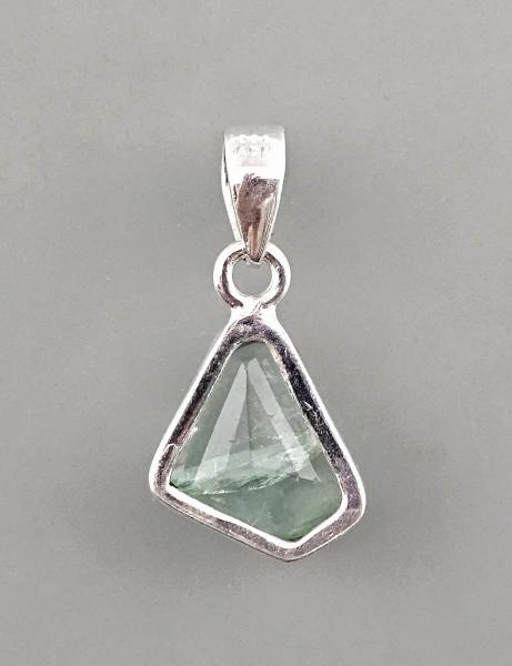 silberner Anhänger mit hellgrünem Stein 1,5 x 2,5 cm