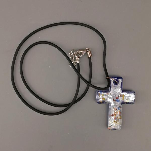 Glas-Kreuz-Anhänger an Kette