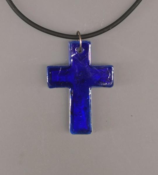 Glas-Kreuz-Anhänger an Kette