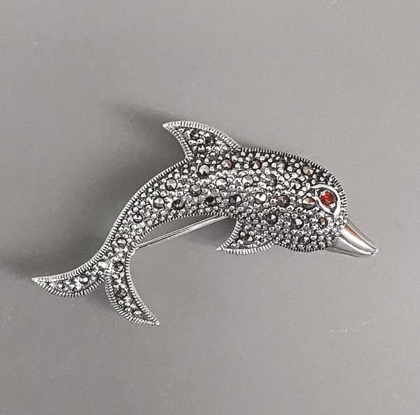 Anhänger Brosche Markasiten Granat Delphin 5x3cm