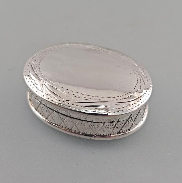 Silberne Pillendose oval graviert 3,5x2,5x1cm