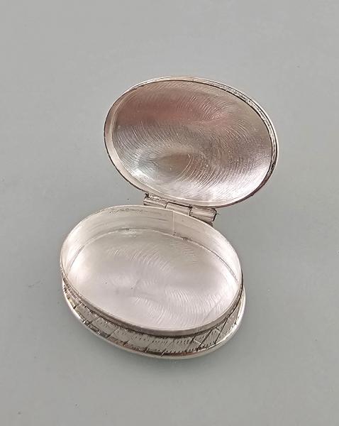 Silberne Pillendose oval graviert 3,5x2,5x1cm