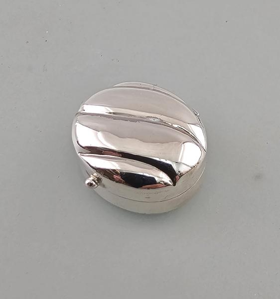Silberne Pillendose oval godroniert 2,5x2,3 cm