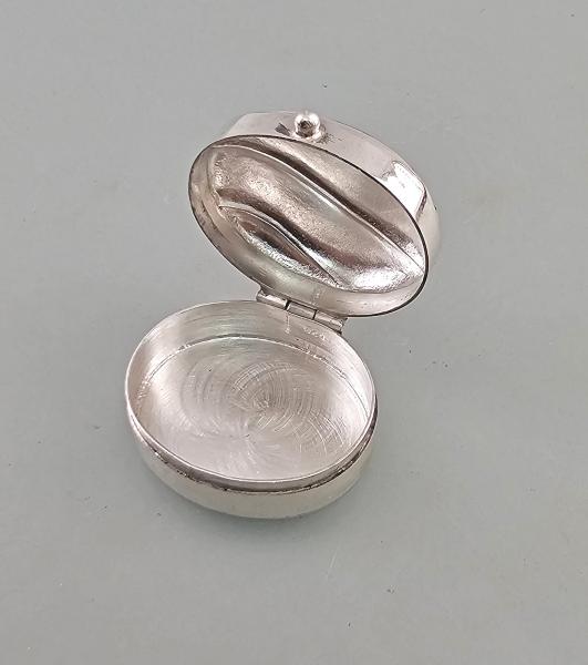 Silberne Pillendose oval godroniert 2,5x2,3 cm