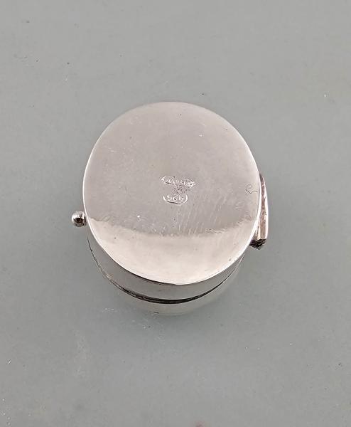 Silberne Pillendose oval godroniert 2,5x2,3 cm