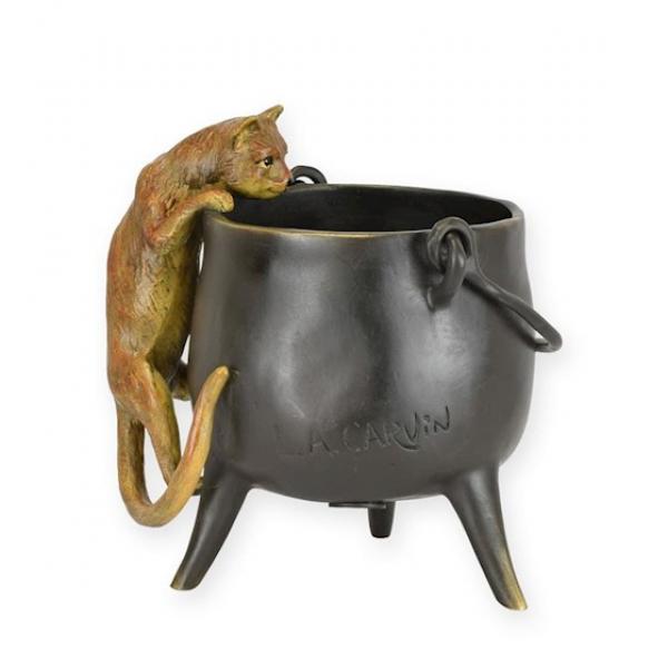 Bronze Skulptur Katze in Kessel kletternd
