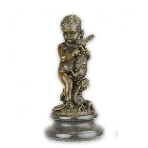 Bronze Skulptur kleiner Junge mit Hase