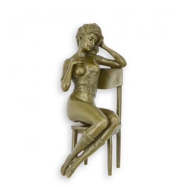 Bronze Skulptur halbnackte Frau auf Stuhl