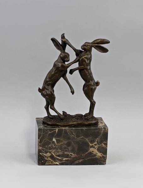 Bronze Hasen im Zweikampf