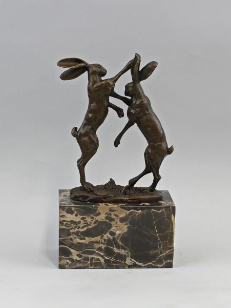 Bronze Hasen im Zweikampf