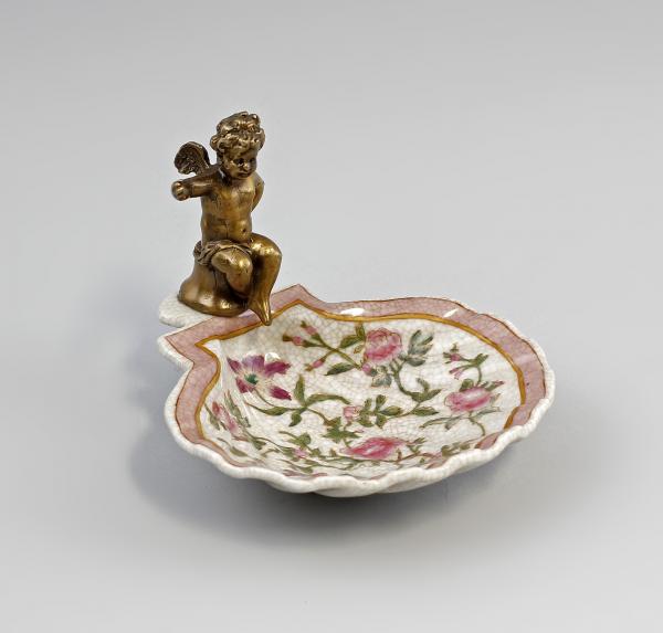 Muschelschale mit Putto Blumendekor