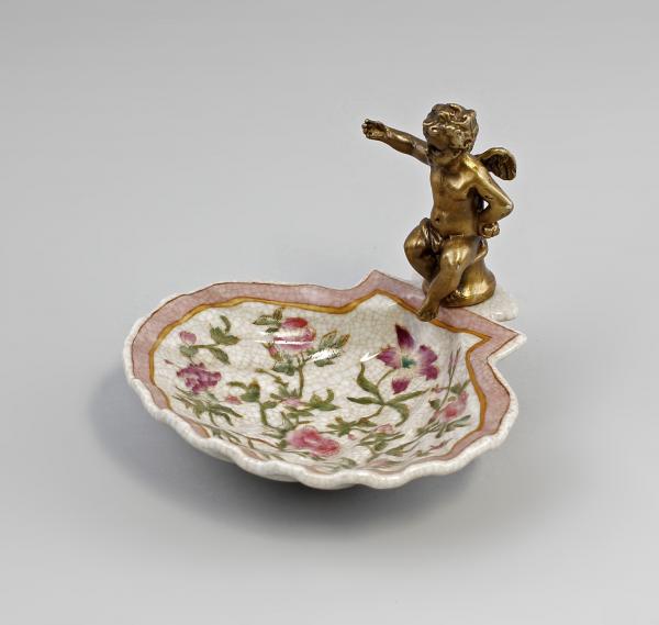 Muschelschale mit Putto Blumendekor
