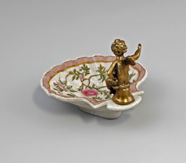 Muschelschale mit Putto Blumendekor