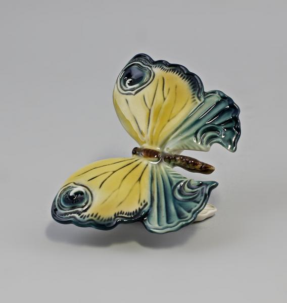 Schmetterling auf Sockel grün / gelb