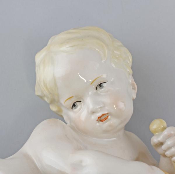 Putto mit Krug farbig