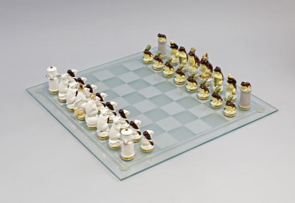 Schachspiel-Figuren Mäuse weiß Frösche braun