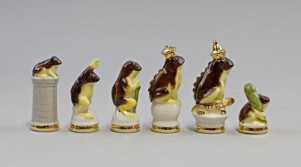 Schachspiel-Figuren Mäuse weiß Frösche braun