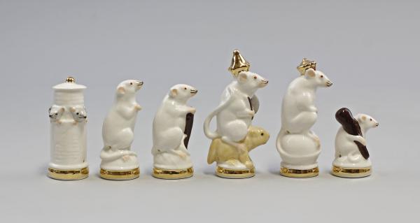 Schachspiel-Figuren Mäuse weiß Frösche braun
